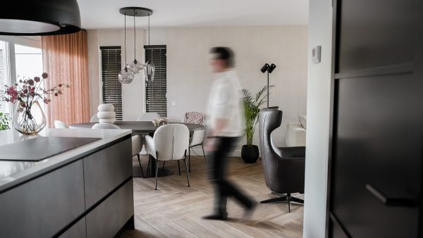 Interieurstylist van Wessels Wonen zet de laatste puntjes op de i